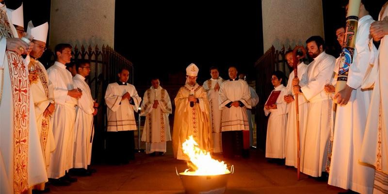 La catedral de la Almudena celebra la Vigilia Pascual presidida por el cardenal Cobo