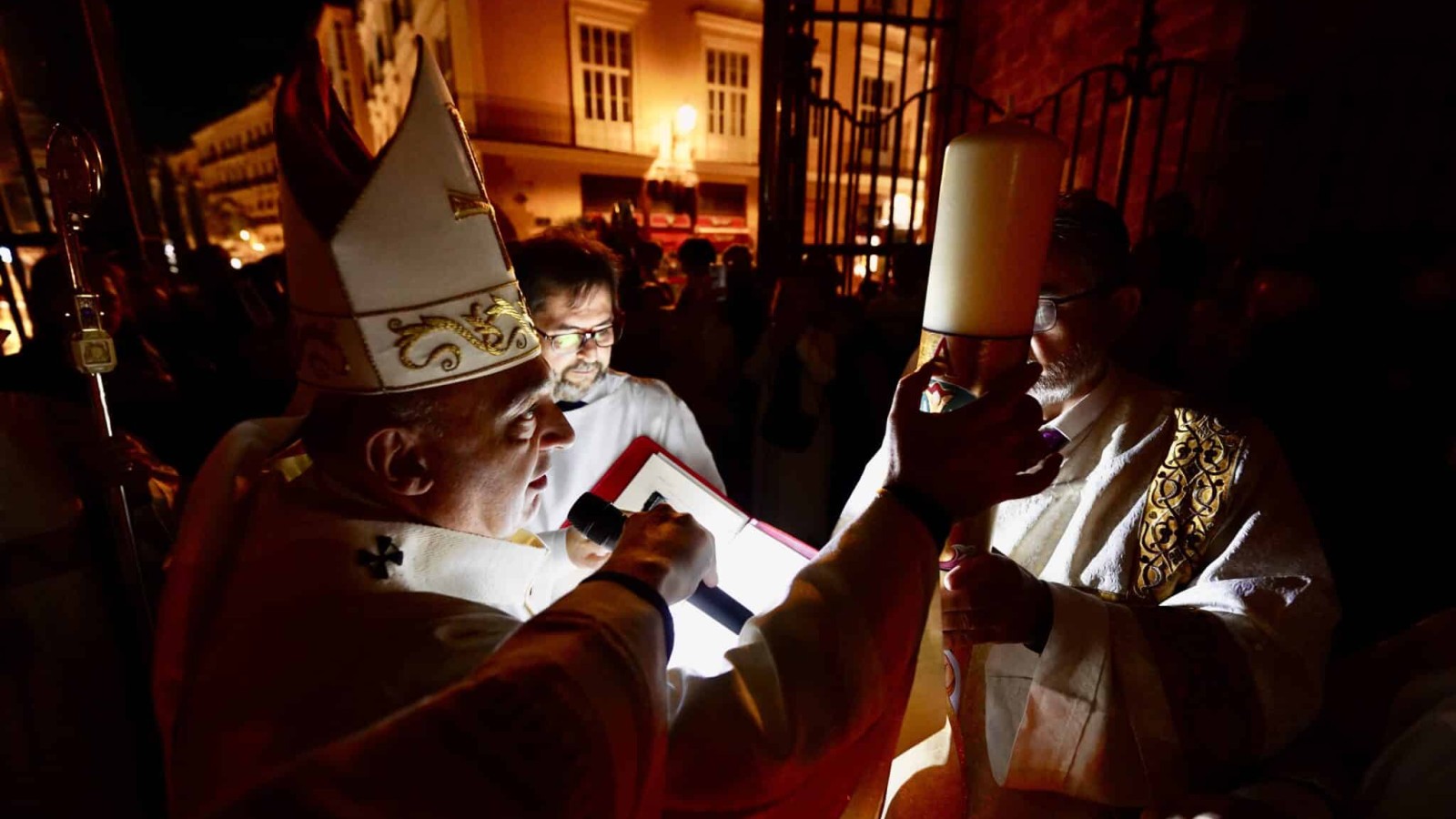 El arzobispo Enrique Benavent preside la Vigilia Pascual en Valencia