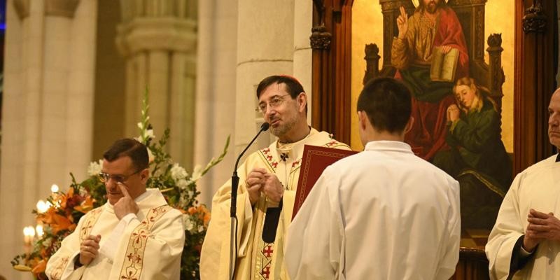 El cardenal Cobo preside la Pascua en la Almudena con mensaje de paz y unidad