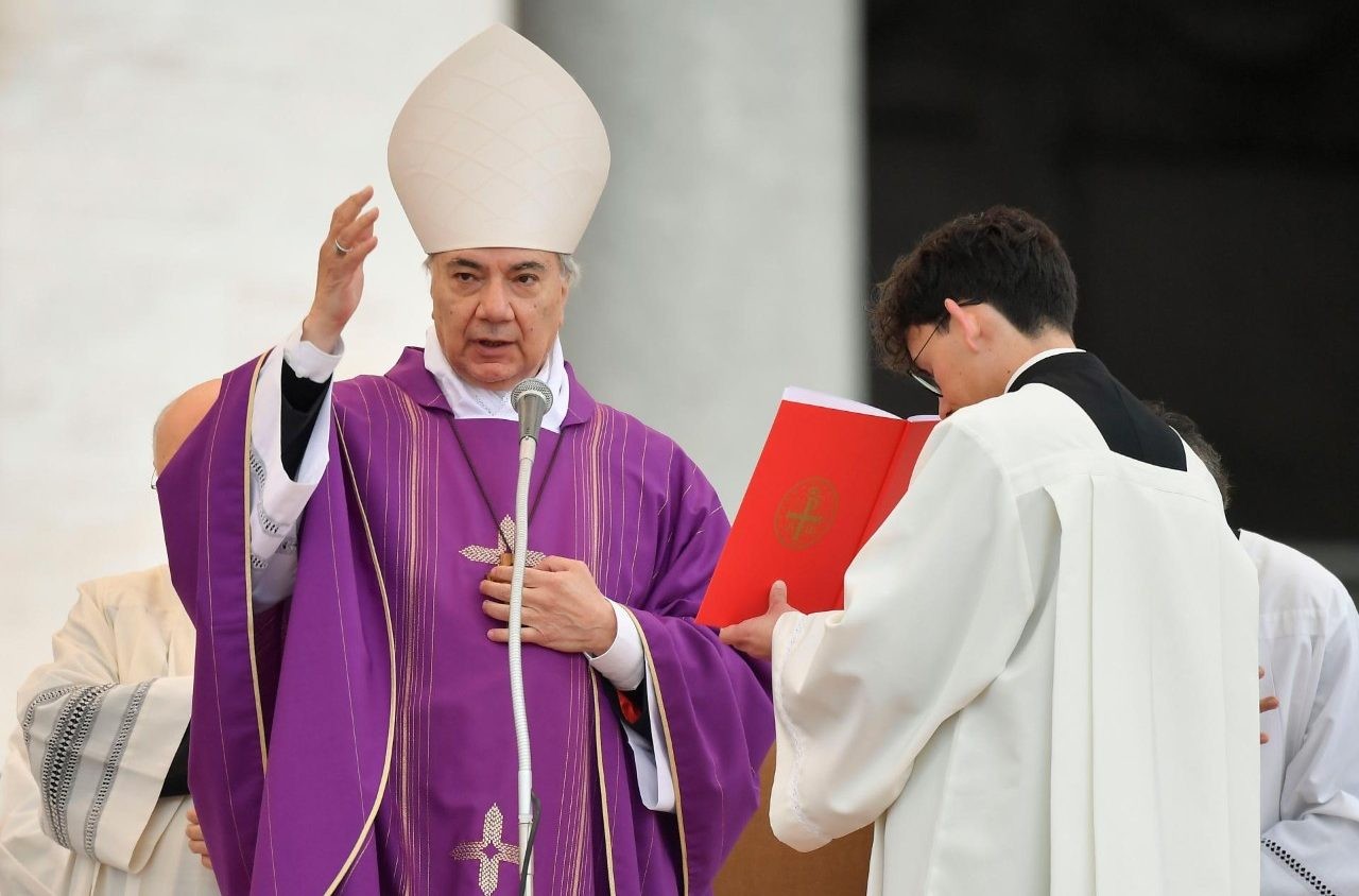 El cardenal Sepe critica el gasto en armas y aboga por invertir en educación