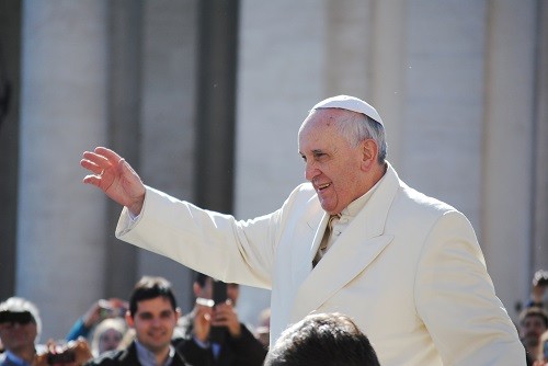 Fallece el Papa Francisco; la comunidad católica mundial de luto