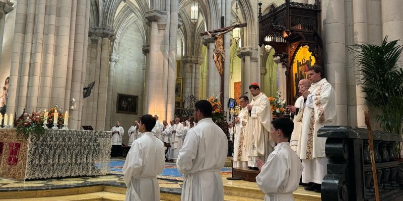 Más de 2.000 personas rezan en la Almudena por el alma del Papa Francisco tras su fallecimiento