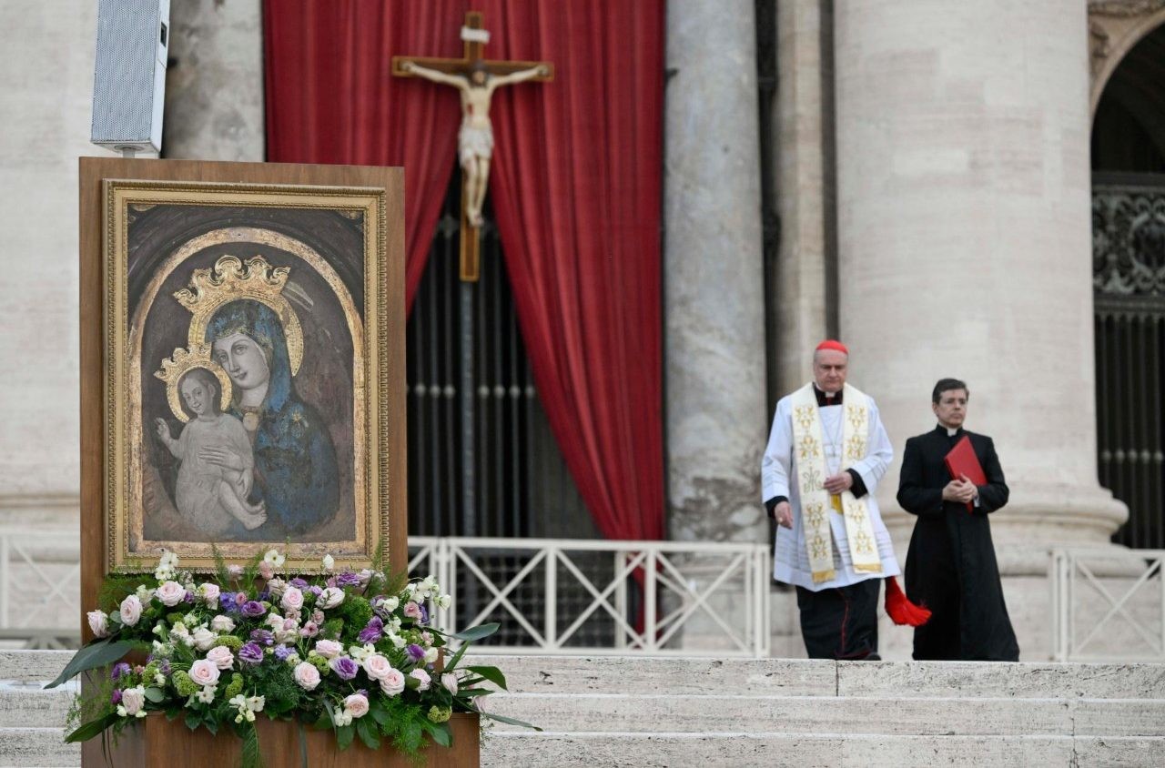 El cardenal Gambetti preside rezo del Rosario en San Pedro tras la muerte del Papa Francisco