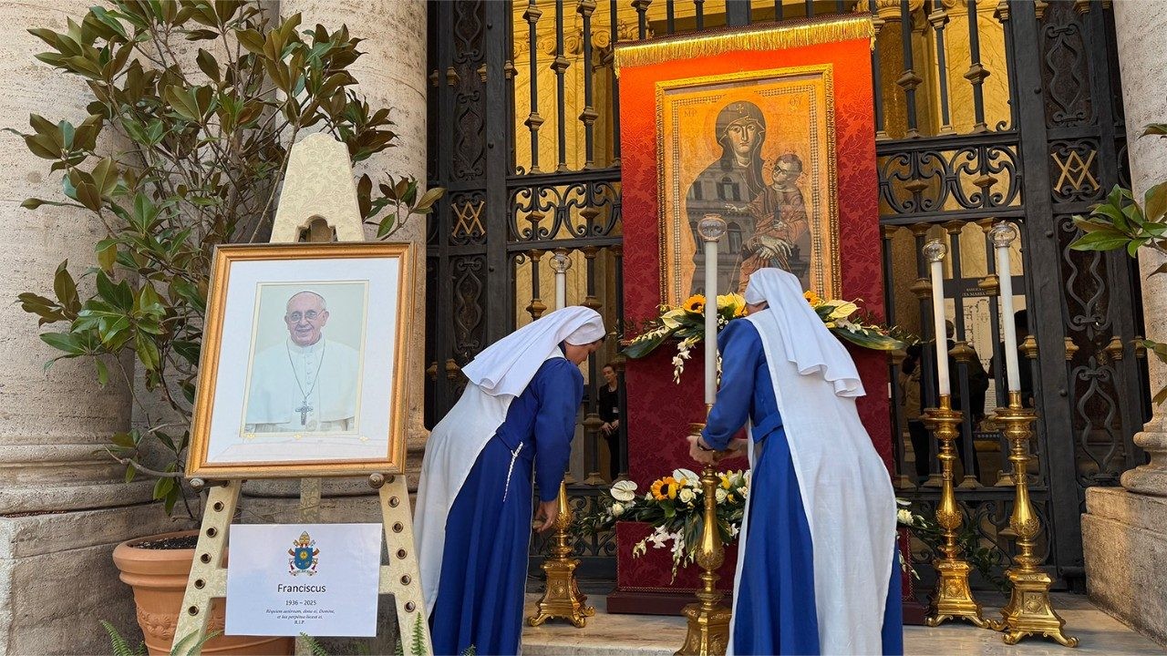 Rezo del Rosario en Santa Maria Maggiore reúne a fieles en acto de devoción por el Papa