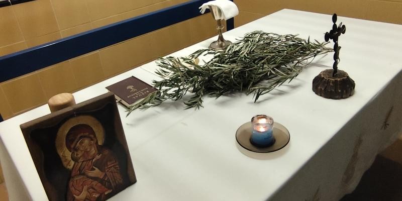 El capellán Rufino García celebra la Semana Santa 2025 en el CIE de Aluche