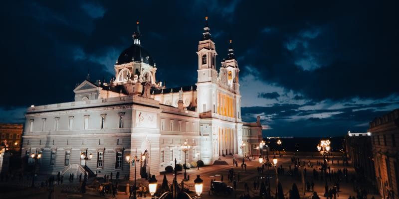Madrid celebra misa funeral por el Papa Francisco en la Almudena