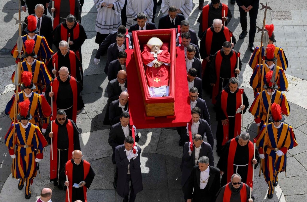 El féretro del Papa Francisco llega a la Basílica de San Pedro en solemne homenaje