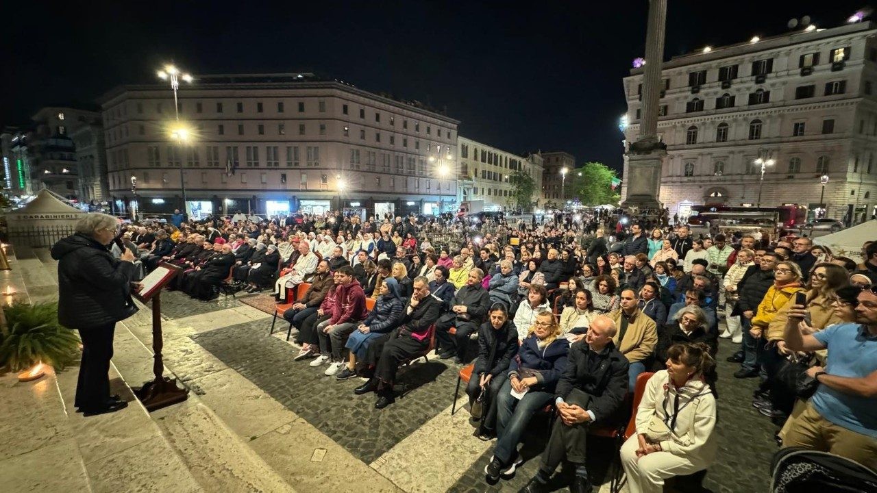 El cardenal Parolin preside Rosario en Roma, pide oración por el Papa