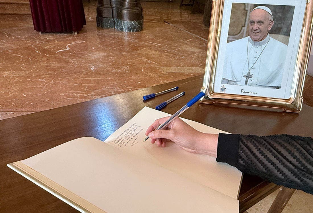 El Arzobispado de Valencia abre libro de condolencias por el Papa Francisco