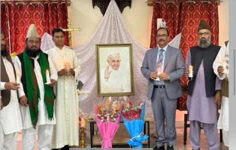 Líderes musulmanes en Pakistán elogian al Papa Francisco como voz de paz