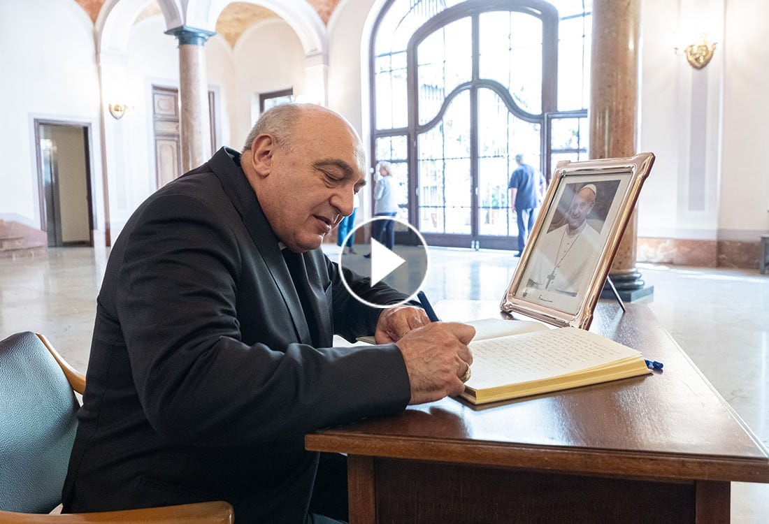El Arzobispo de Valencia firma libro de condolencias por el Papa Francisco