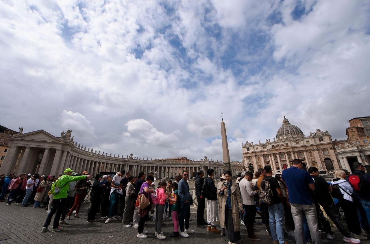 Fieles católicos rinden homenaje al Papa Francisco en la Basílica Vaticana