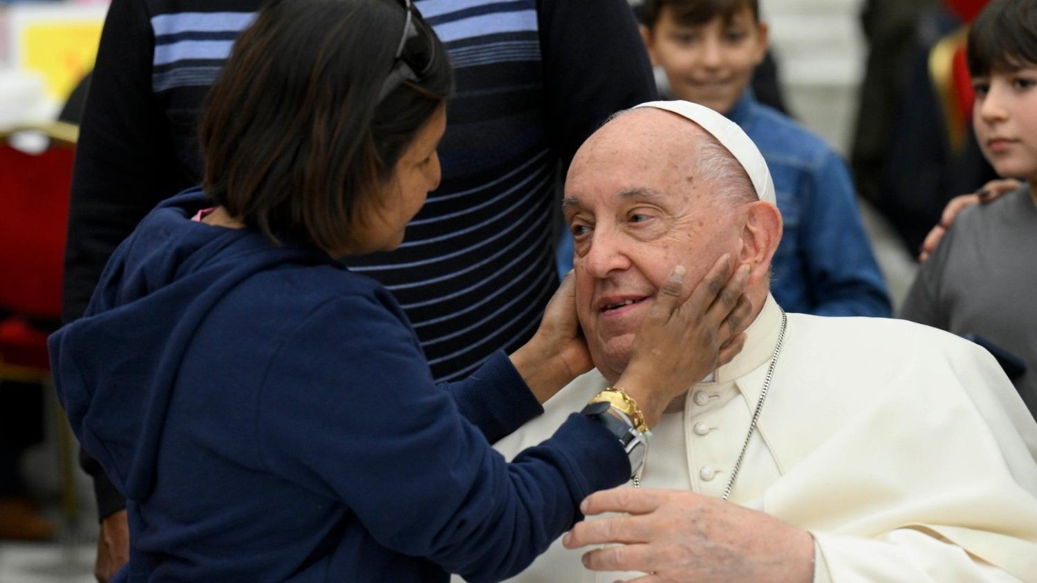 Homenaje al Papa: necesitados se congregan en la Basílica tras el funeral