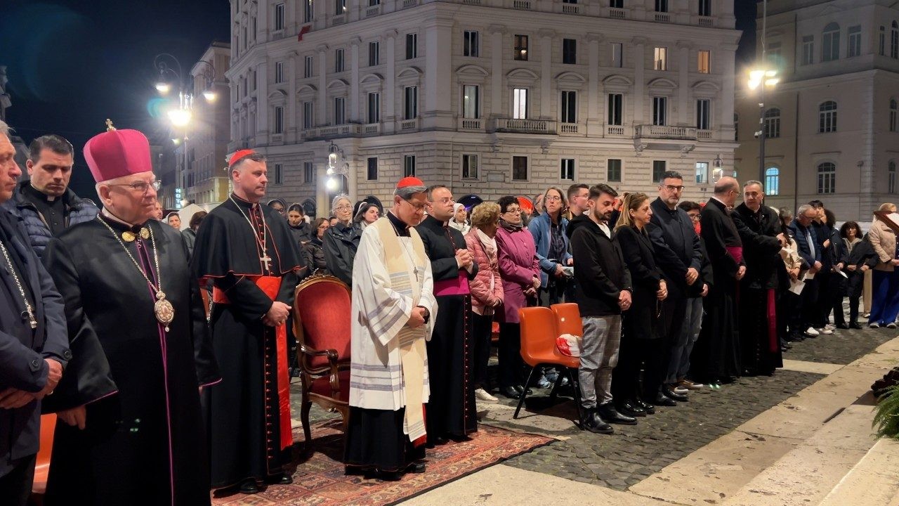 Rosario en Santa María la Mayor: fieles encomiendan al Papa a la Virgen María