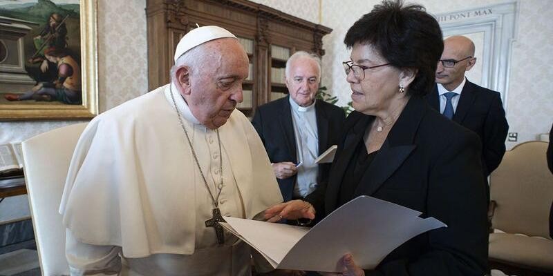 Laura Moreno se despide del Papa Francisco en emotivo encuentro en San Pedro