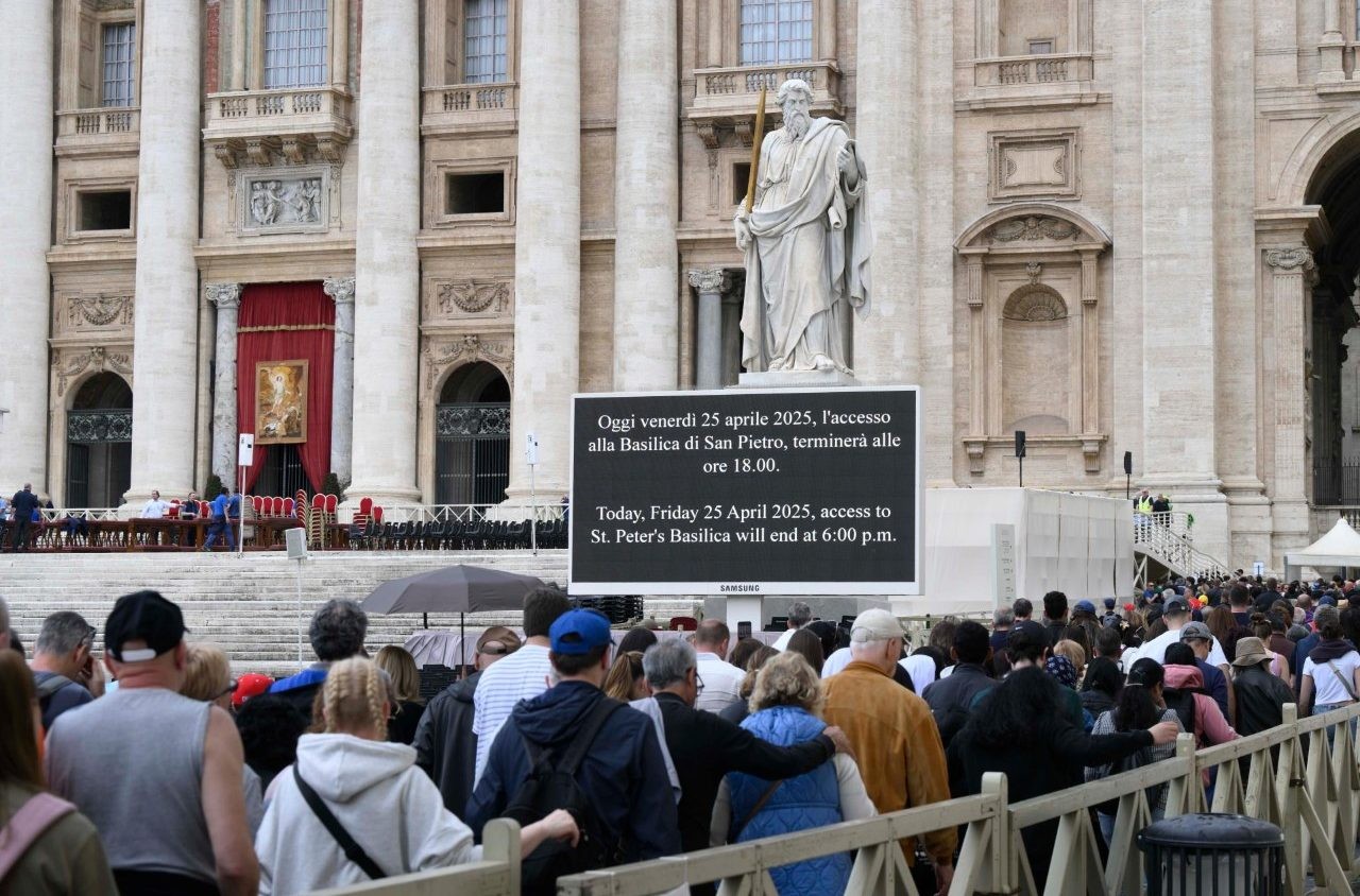 Miles de fieles en Roma rinden homenaje al Papa Francisco en emotivo encuentro