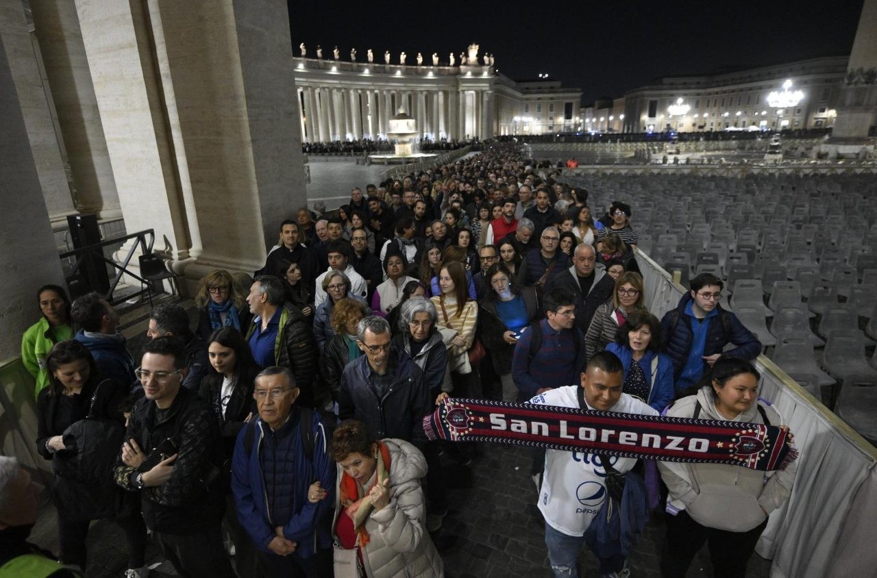 Fieles destacan cercanía y humildad del Papa Francisco en emotiva despedida