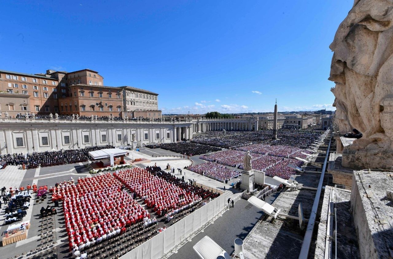 El Cardenal Re preside misa exequial por el Papa en la Plaza de San Pedro