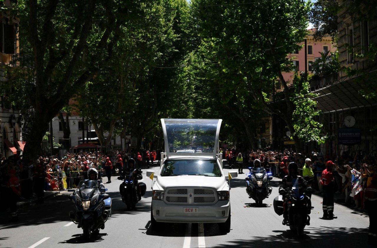 Fieles católicos despiden al Papa Francisco en emotiva ceremonia en el Vaticano