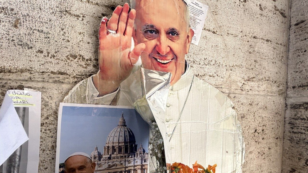 Fieles de todo el mundo se congregan en Roma para despedir al Papa Francisco