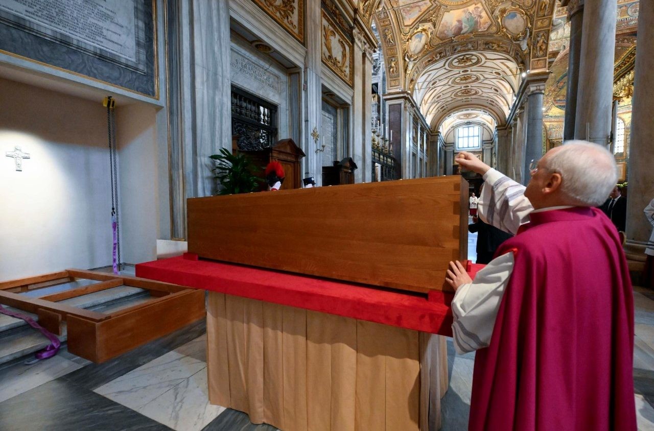 La Iglesia Católica honra al Papa fallecido con solemne rito de inhumación en San Pedro