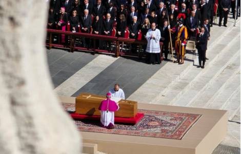 Fieles piden al Papa Francisco oración en tiempos de dificultad y esperanza