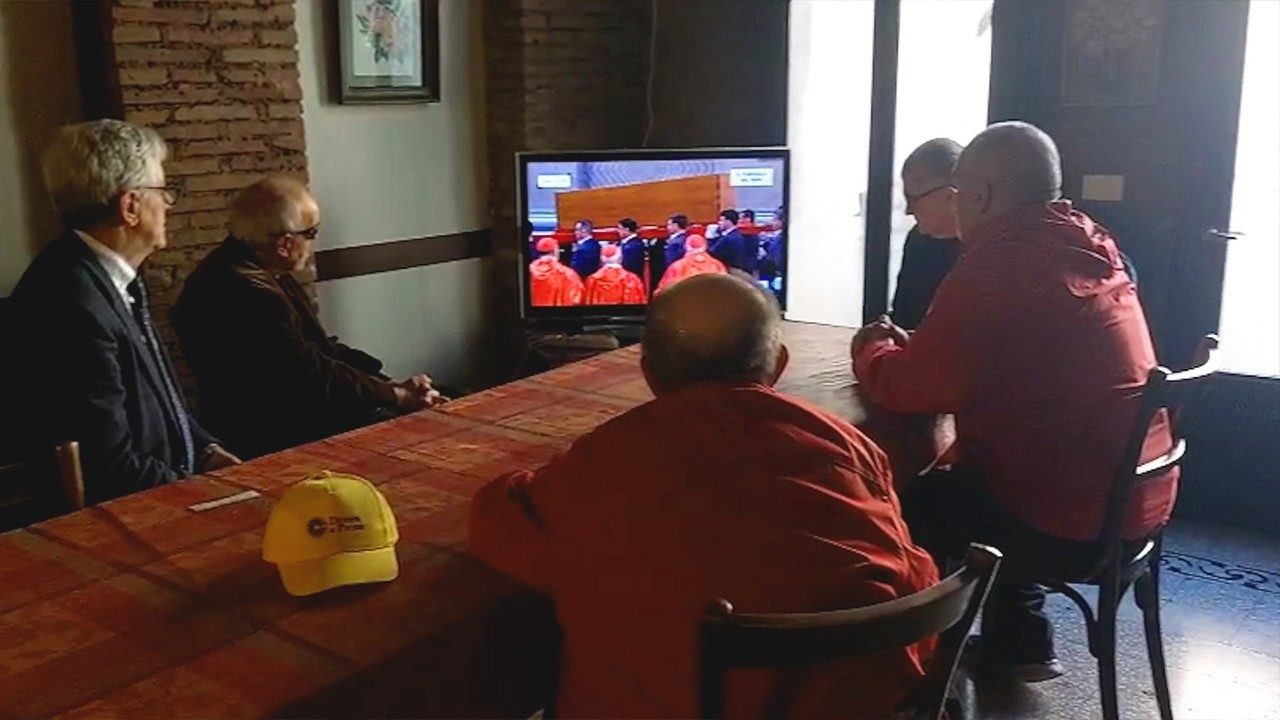 Misa funeral por el Papa Francisco en el refugio Palazzo Migliori, junto a San Pedro