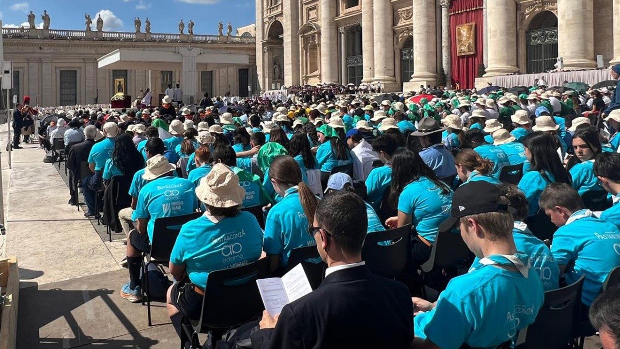 Jóvenes buscan consuelo y fe en Roma tras el funeral del Papa Francisco