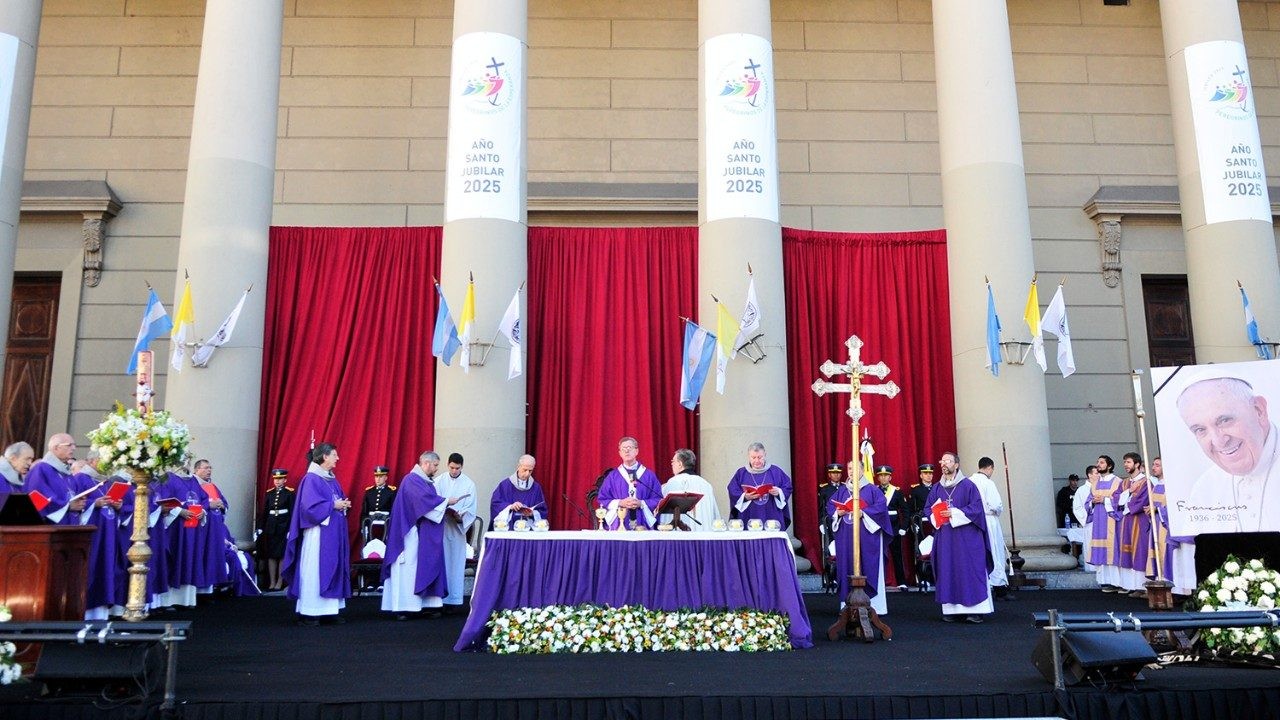 Fieles argentinos despiden al Papa Francisco con misa en Plaza de Mayo