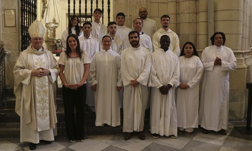 Trece adultos reciben Sacramentos de Iniciación en la Catedral de Cartagena