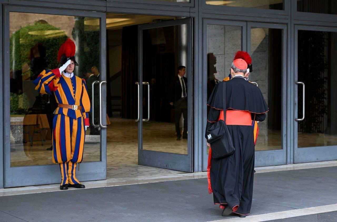 El cardenal Becciu no asistirá al Cónclave, obedeciendo al Papa Francisco