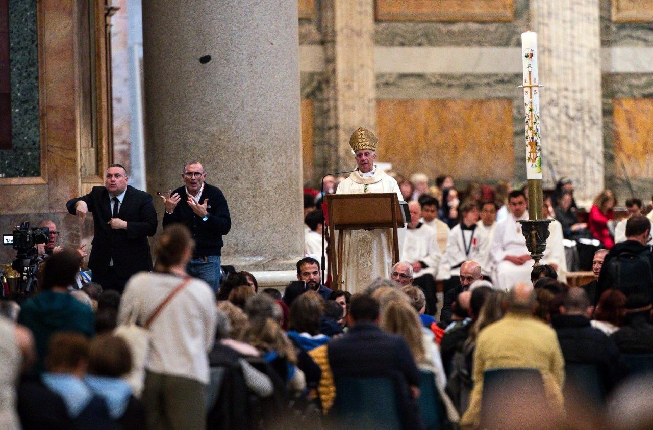 El arzobispo Fisichella preside misa del Jubileo de la discapacidad en San Pablo Extramuros