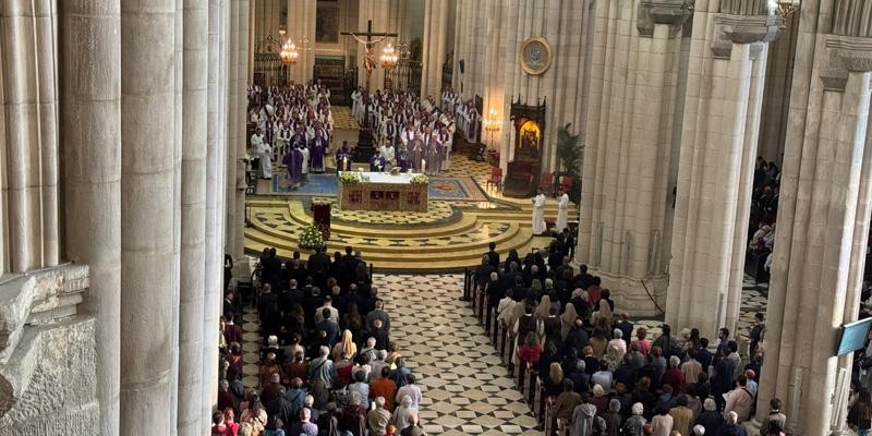 La Almudena acoge Misa funeral por el Papa Francisco, presidida por Cardenal Cobo
