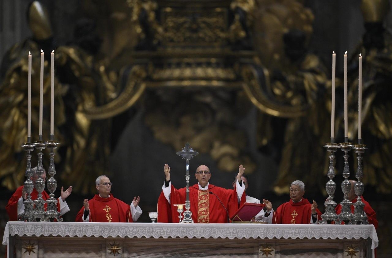 El cardenal Fernández elogia al Papa Francisco como modelo de servicio y humildad