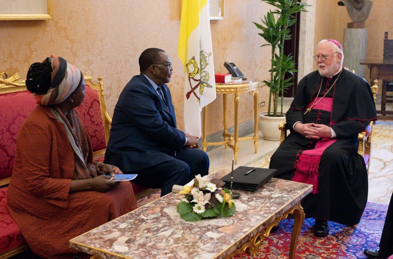 El arzobispo Gallagher y el vicepresidente de Zimbabue dialogan en el Vaticano