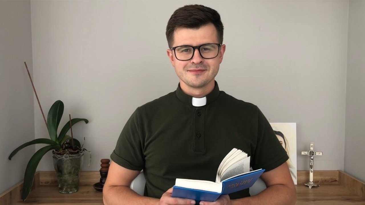 El padre Roman Vynnychuk ofrece consuelo espiritual a soldados heridos en Ucrania