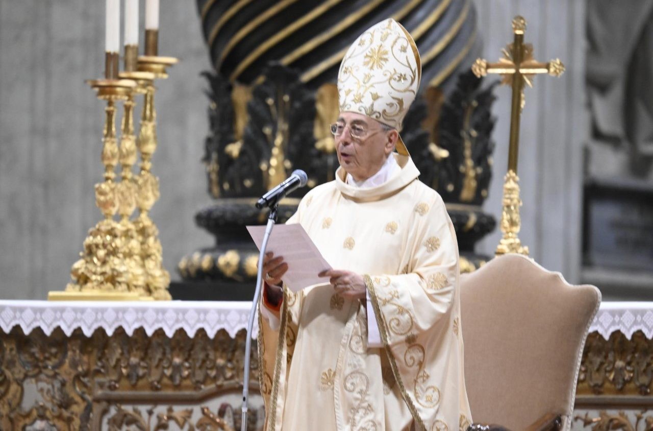El cardenal Mamberti destaca la fidelidad del Papa Francisco en la adoración