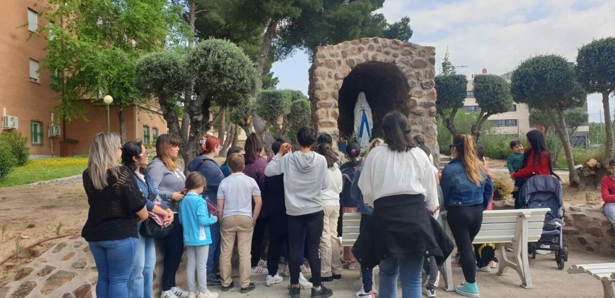Cáritas Diocesana entrega lotes de cosméticos a 1.100 madres en Toledo