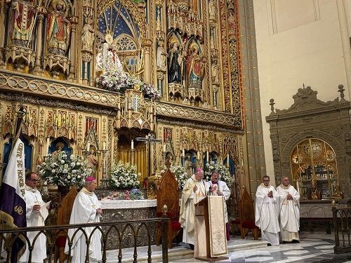 Mons. Lorca Planes entrega signos episcopales a la Virgen de la Fuensanta en Cartagena