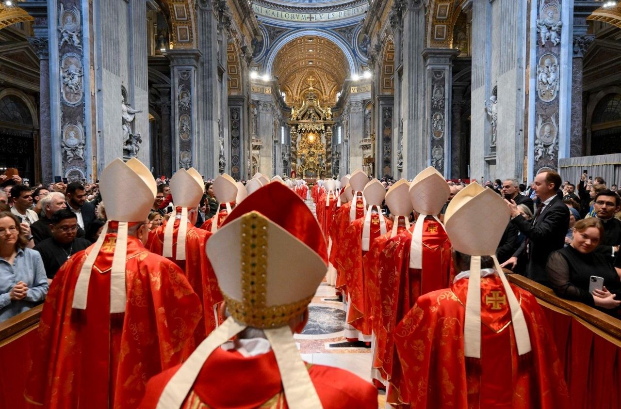 El cardenal decano preside misa pro eligendo Pontifice en el Vaticano
