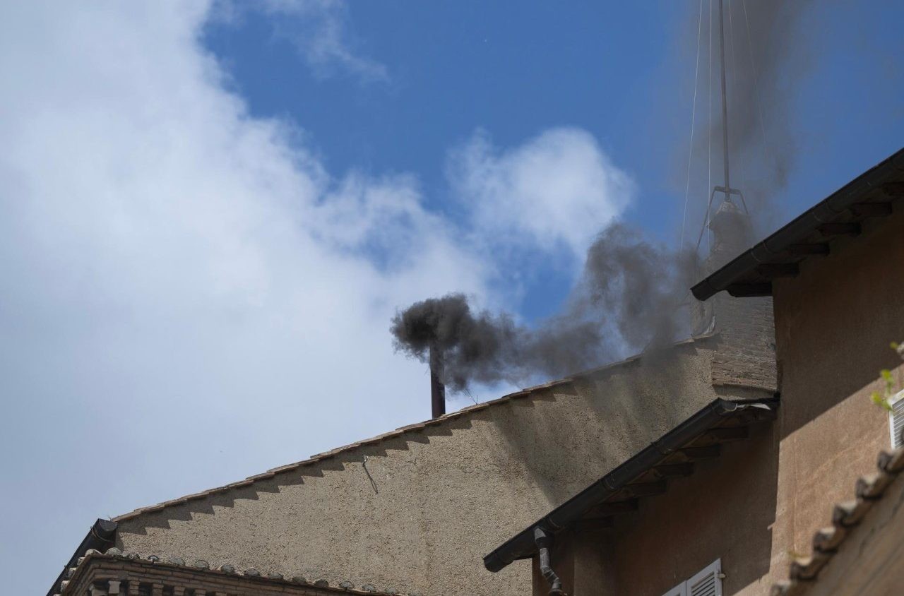 El Cónclave en el Vaticano emite su segunda fumata negra sin Papa