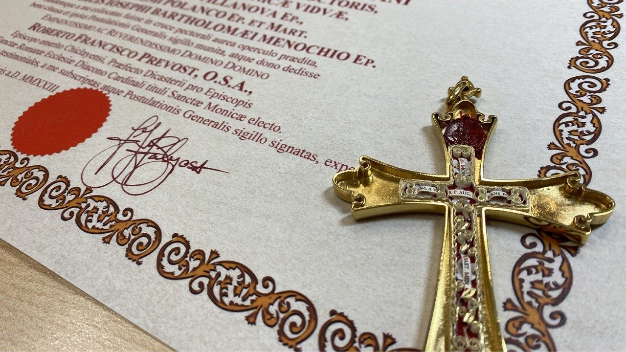 El Papa León XIV porta reliquias de San Agustín y Santa Mónica