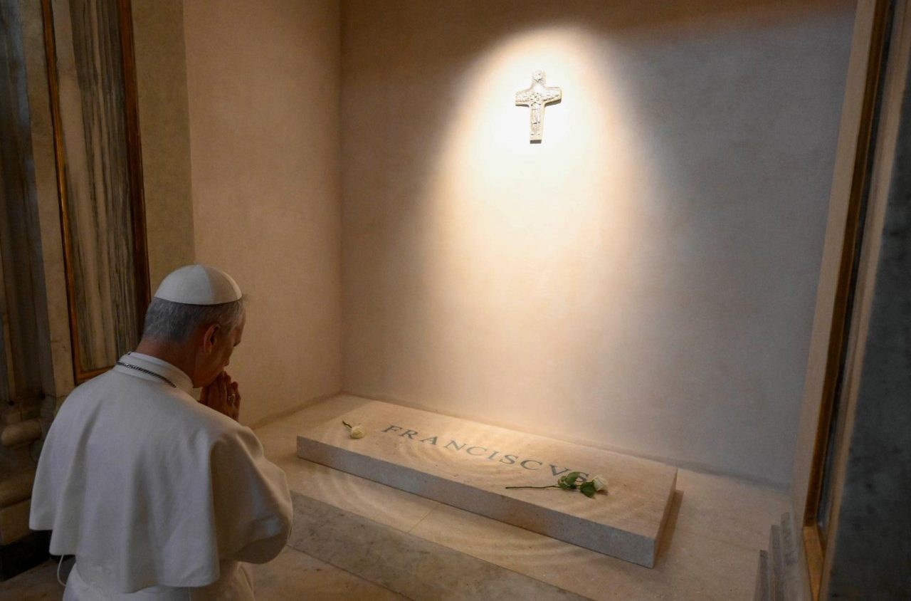 El Papa León XIV ora ante la tumba de Francisco en Roma