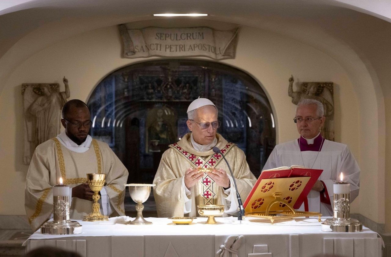 El Papa León XIV refuerza la unidad eclesiástica en las grutas vaticanas