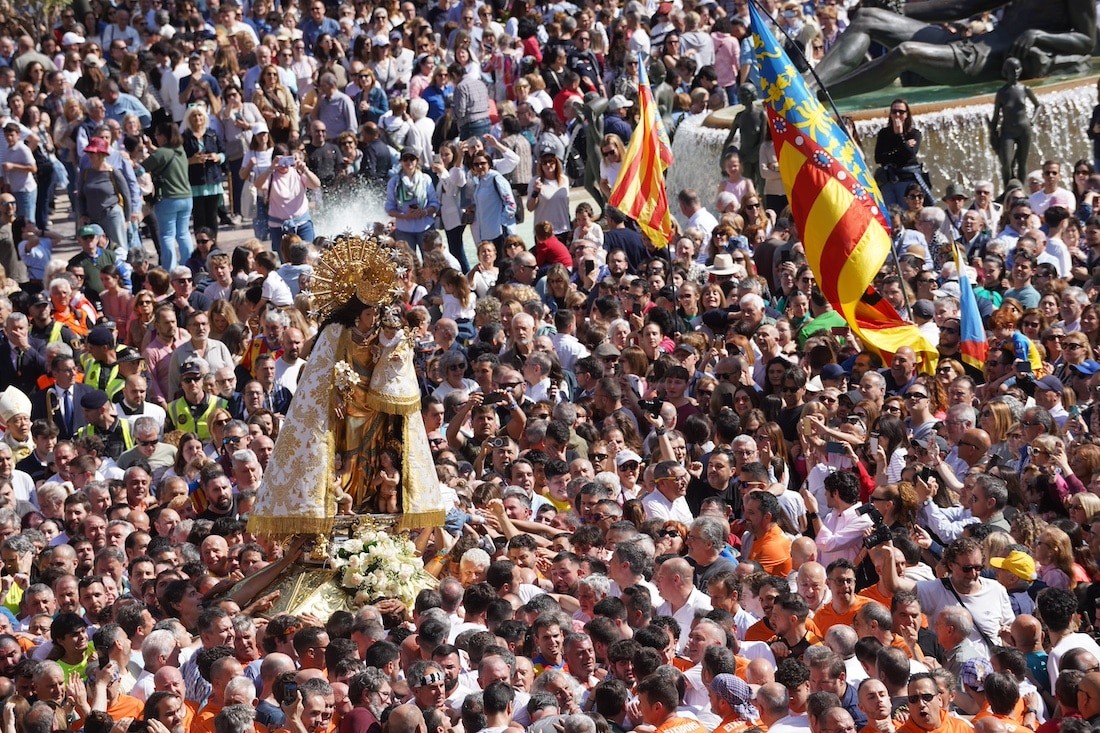 La Plaza de la Virgen acoge el fervoroso traslado de la Mare de Déu