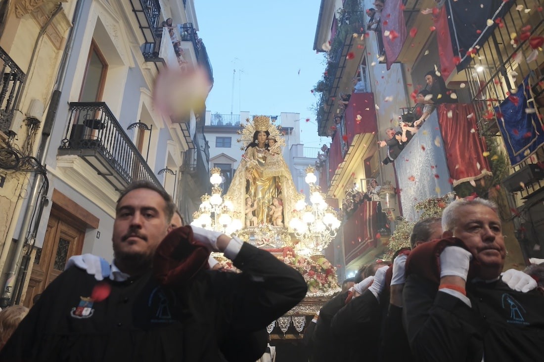 La Virgen de los Desamparados recorre Valencia en solemne procesión