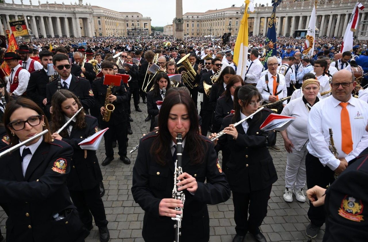La Plaza de San Pedro se llena de fe y unidad en Roma