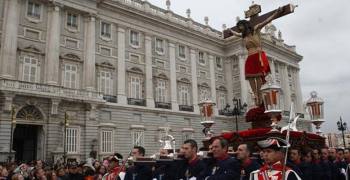 procesion-del-cristo-de-los-alabarderos-en-madrid-el-7-de-abril-desde-el-palacio-real