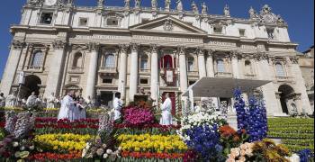 el-vaticano-inicia-preparativos-florales-para-la-semana-santa-2024