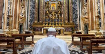 el-papa-francisco-rinde-homenaje-a-la-salus-populi-romani-en-roma-antes-de-semana-santa
